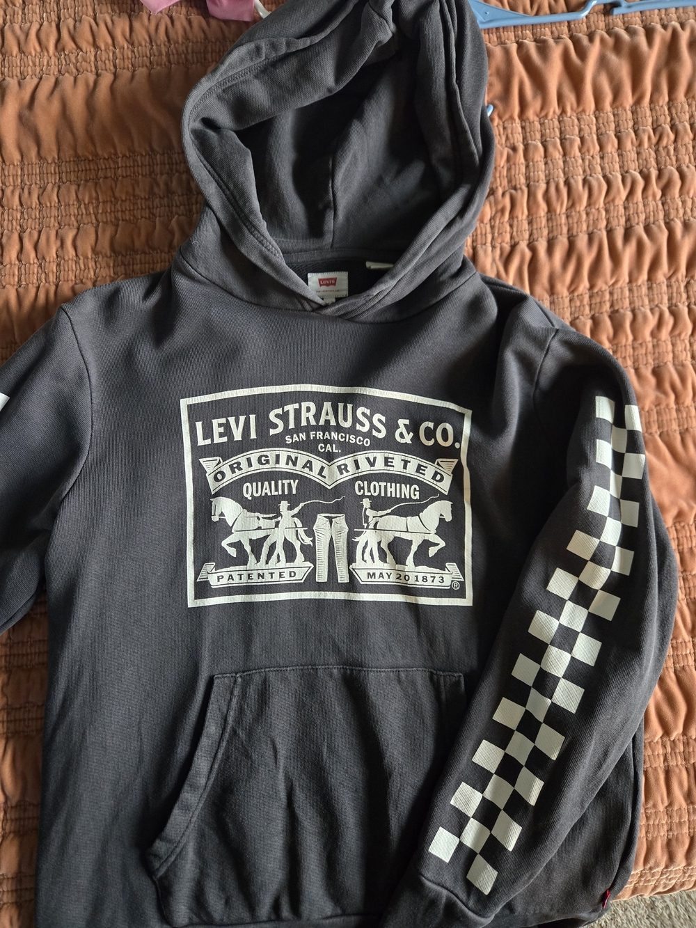 Vintage Levi's Men's Hoodie with White Graphic & Checkerboard Sleeve